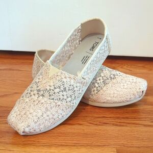Toms ivory lacy flats